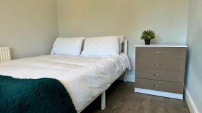 Spacious and Modern 3BR with Private Patio in Maiden Lane, Crawley